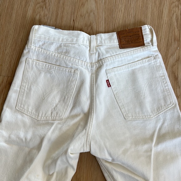 Levi’s White Wedgie Distressed Jeans - Picture 6 of 8